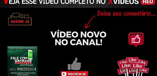  novinha mulata natasha medeiros fode com dois no motel dando cu pra um e mamando o outro ate os dois gozarem na bunda dela. Esse vídeo completo pode ser visto no XVIDEOS RED.